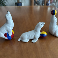 Beelden set van drie zeehonden met gekleurde bal