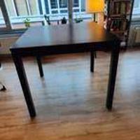 2 hoge tafels & 6 inklapbare barkrukken (Ikea) met verfspatten