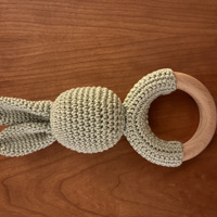 Houten konijn rammelaar groen gebreid 