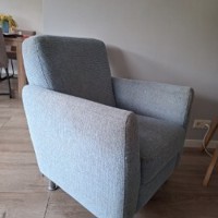 Twee stoelen, zitten goed, wel wat verkleurd