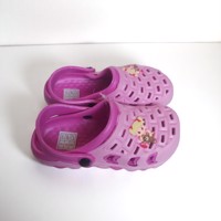 Crocs slipper schoen horizontaal pink fuchsia met meisje 32