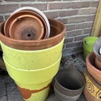 Diverse buiten potten enkele met beschadiging maar goed te gebruiken 