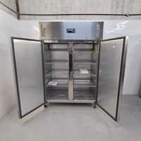 Heeft een koelkast en koelkast kast