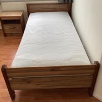 Bed en nachtkastje 