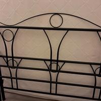 Zwart metalen bed