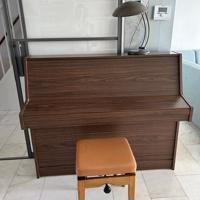 Mooie kemble piano van 1.30 breed en 1.10 hoog, inclusief pianokruk. Wij spelen er niet meer op. Jij misschien wel?