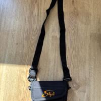 Style camera of mobiel tasje met draagriem en lus. 