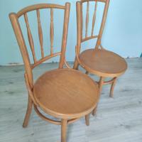 Twee houten stoelen