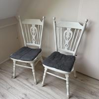 2 witte houten stoelen