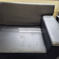 Mancave of voor in hobbyruimte zwart rechtmodel bank en 2 stoelen. Van skai, alleen stoffig bekleding in orde. Makkelijk schoon te maken.