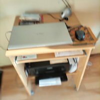 Leuk klein bureau met vak en extra ruimte voor printer