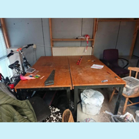 Twee werktafels
