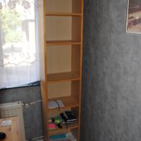 Mooie hoge en slanke boekenkast