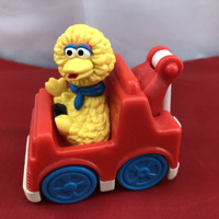 Sesamstraat Henson : yellow Big bird in takelauto garage 