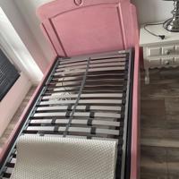 Roze bed van Planet Little 90 x 200 cm