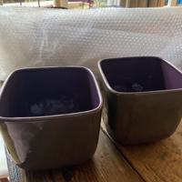 Twee keramieken plantenpotten bruin-paars