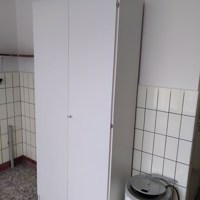 Kast van plaatmateriaal, legplanken, gesloten.