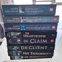 8 boeken van John Grisham in zeer goede staat