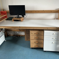 Nog mooi, stevig en degelijk houten bureau met wit bureaublad van 2.25meter bij 1.12 meter