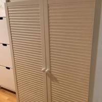 2 lage en 1 hoge grenen kasten en een hoge witte kast