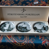 te koop in doos, 3 porseleinen bordjes