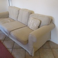 Bank + 1 Stoel in Beige Kleur.