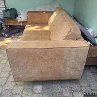 Bruine fijne bank met losse kussens