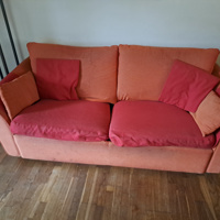 Oranje en rode bedbank. Zit nog lekker bed is makkelijk uitklapbaar