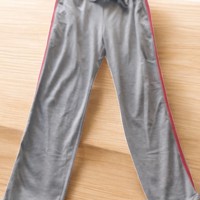 Joggings broek grijs met rode zijstrepen L