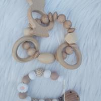 Baby geschenkset speenkoord + rammelaar beige hout wit bloem