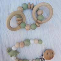 Baby geschenkset speenkoord + rammelaar dino nek khaki