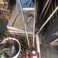 Kleine gemotoriseerde ploeg en egg voor grondverzet