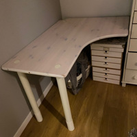 (hoek) Bureau in goede staat met afdraaibare poten. 