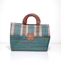handtas met houten handvatten