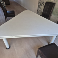 Eettafel driehoek voor 6 personen, stevig met kleine beschadigingen 