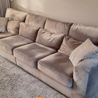 Mooie 4 zits bank van velvet stof kleur taupe