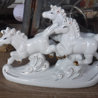 Leuk keramiek beeldje van drie witte paarden A