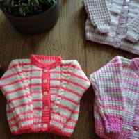 Mooi gebreide baby vestjes of sjaalkraagtruitje 