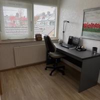 Grijs buro met buro stoel