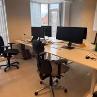 10 witte bureaus met stoelen