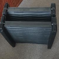 3 persoons inklapbaar stapelbed, kledingkast, cd kast met glazendeur, instaptrap voor honden, 2x rieten zitstoelen, 