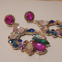 Nieuwe oorbellen kleurrijke oorbellen.