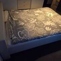 Tweepersoonsbed met lattenbodem en matrassen