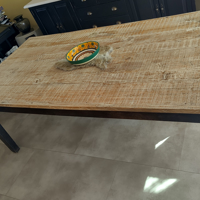 grote, rustieke eettafel, donkere poten, licht blad