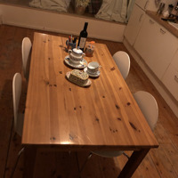 Houten eettafel en 4 witte stoelen