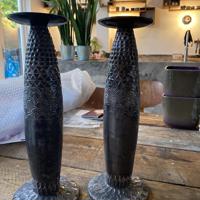 Twee keramieken kandelaars