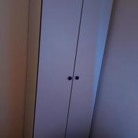 Witte kast met planken