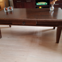 Salontafel, heeft  wat beschadigingen 