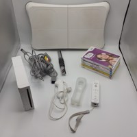 Nintendo Wii console + 1 controller + 1 nunchuk + 6 games + 