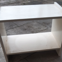 Wit houten bijzettafeltje